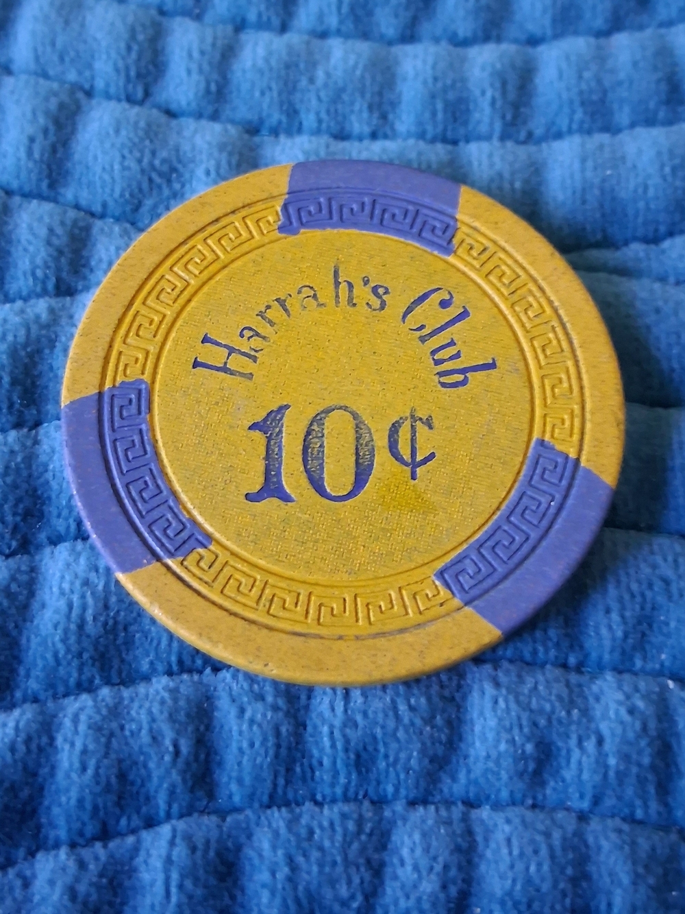 Vintage 10-cent "fractional" gaming chip from Harrah's Club Reno Lake Tahoe